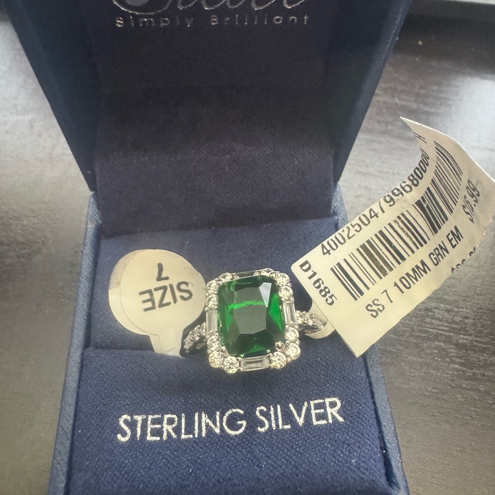 Elegant Green Sterling Silver Ring